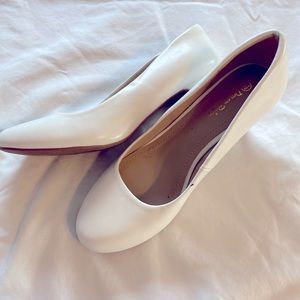 EUC DreamPairs White Heels